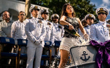 Hija de Gustavo Petro bautiza patrullera y le desea “todas las victorias”